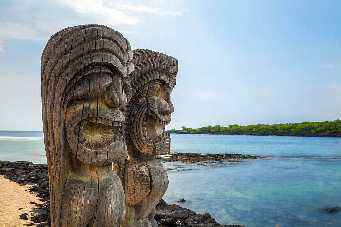traditional hawaiian sculptures, beach of the pu'uhonua o honaunau reserve, big island, hawaii, united states, usa