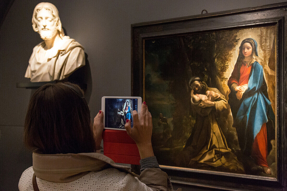 visitor, photo with an ipad, rijksmuseum, amsterdam, holland