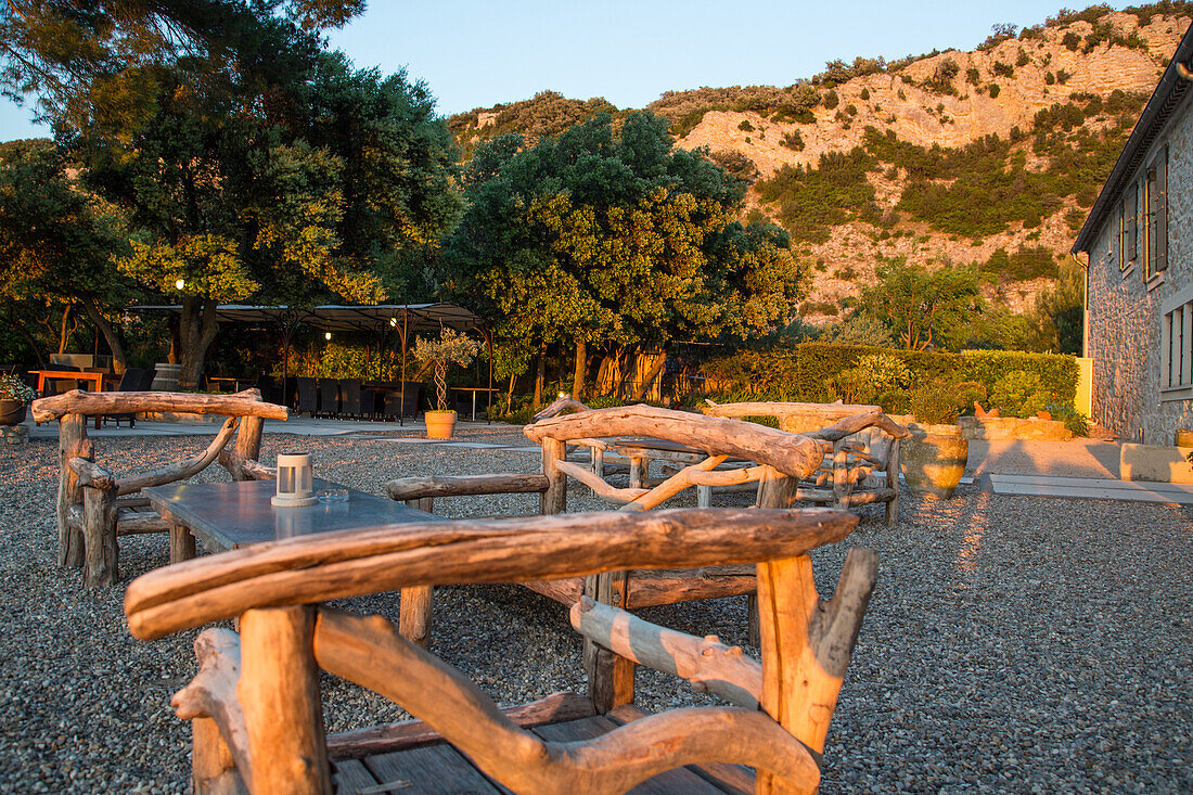 terrace of the restaurant 'entre vigne et garrigue', pujaut, (30) gard, languedoc-roussillon