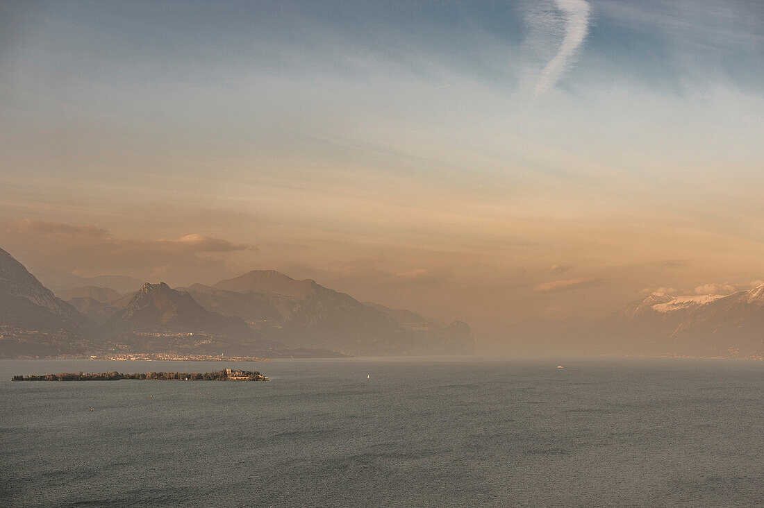 Manerba del Garda bei Sonnenuntergang, Gardasee, Alpen, Lombardei, Italien