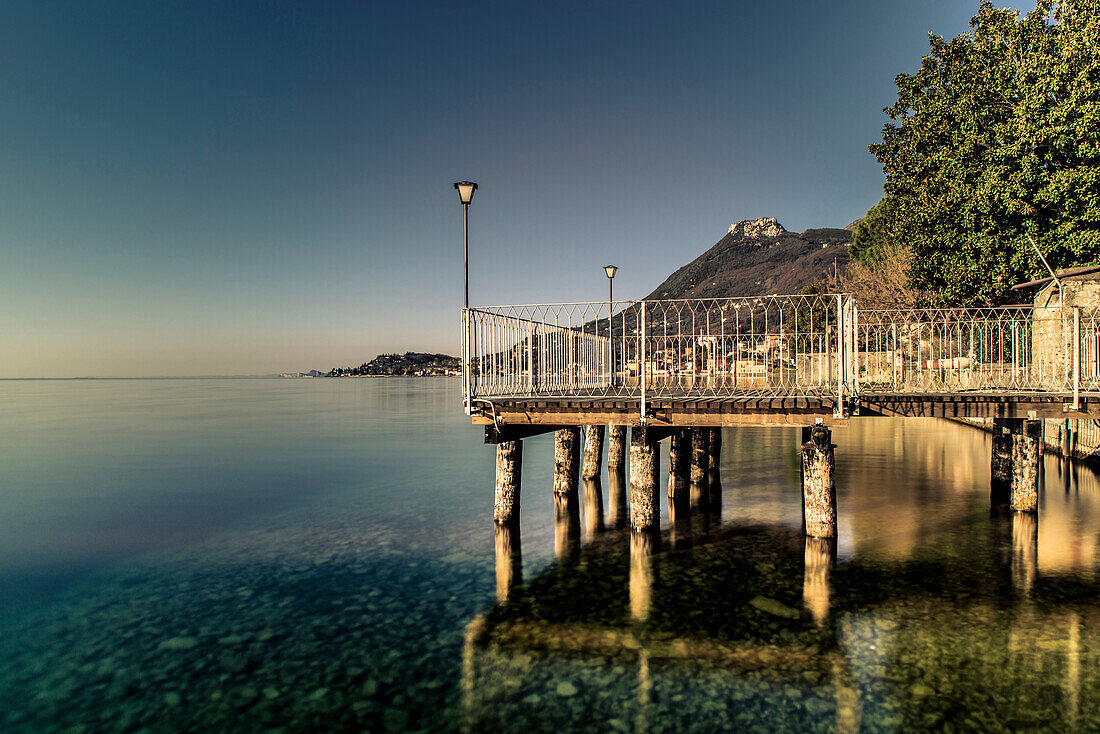 Steg in Gargnano, Gardasee, Lombardei, Alpen, Italien