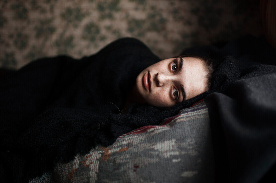 Kaukasische Frau auf Sofa liegend