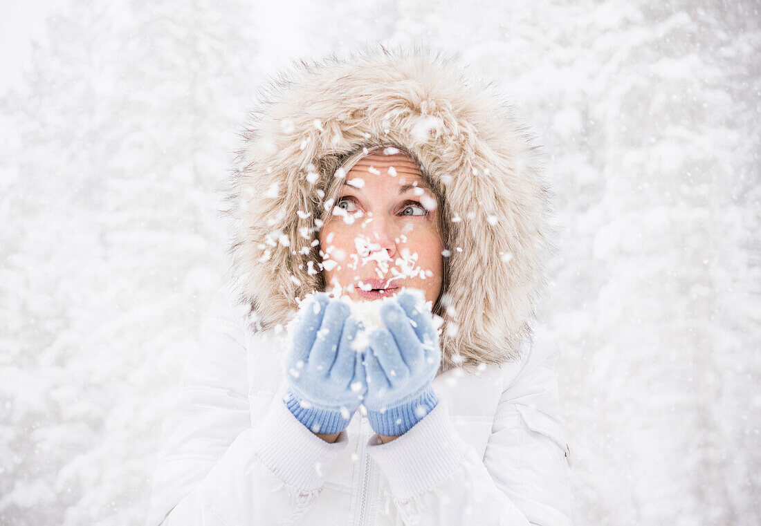 Kaukasische Frau spielt im Schnee