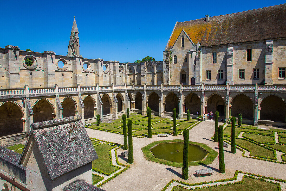 the cloister and its garden, royaumont abbey, asnieres sur oise, (95) val d'oise, ile de france