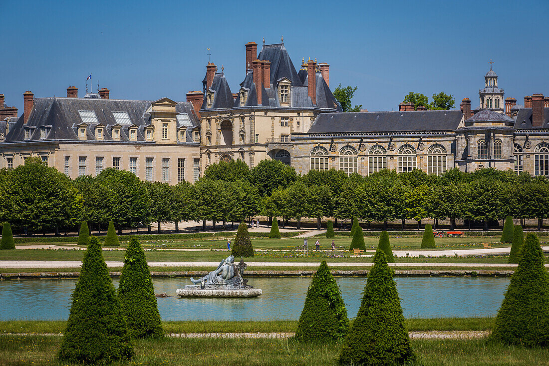 the grand parterre flowerbed, french-style gardens, chateau de fontainebleau national museum, palace and residence of the kings of france from francis i to napoleon iii, fontainebleau, (77) seine et marne, ile de france, france