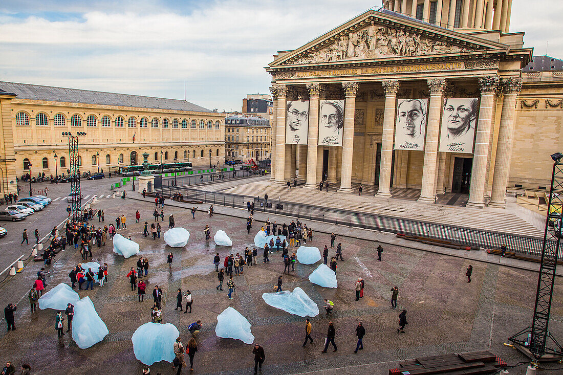 ice watch, une montre de glace constitue de  douze  icebergs du groenland devant le pantheon, installation de l'artiste islando danois, olafur eliasson symbolisant le rechauffement climatique, paris, 5 eme arrondissement, (75), ile de france