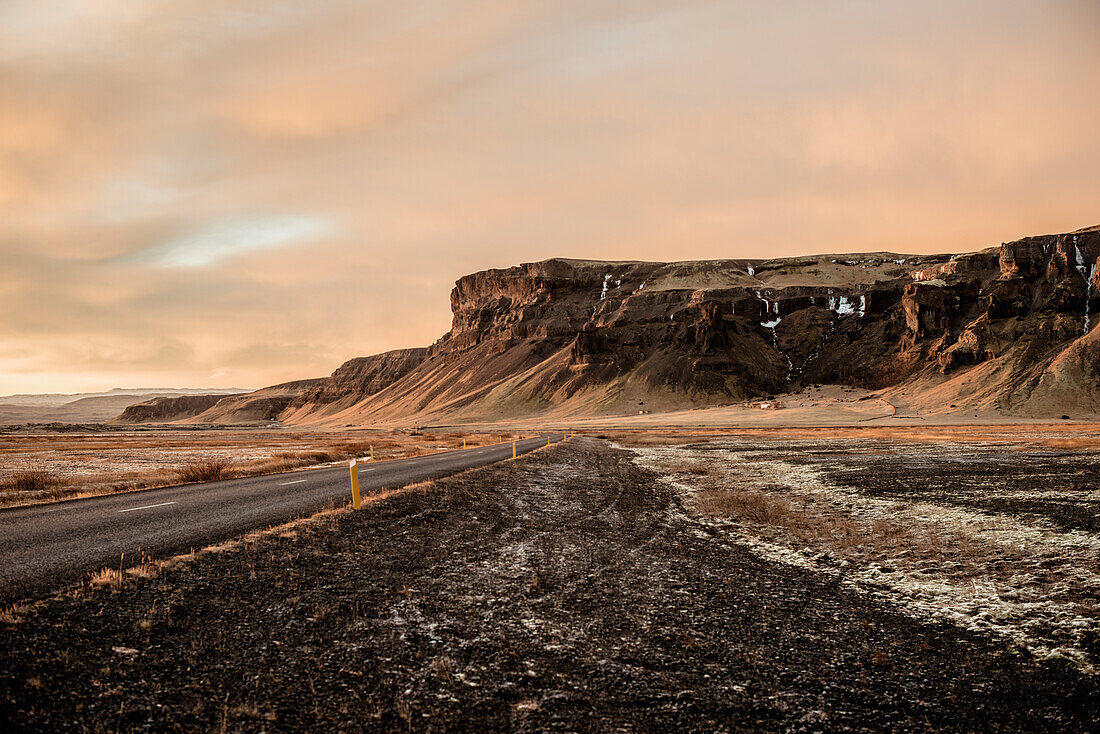 Ringstraße und Berge bei Sonnenuntergang, Winter, Kalt, Südisland Island