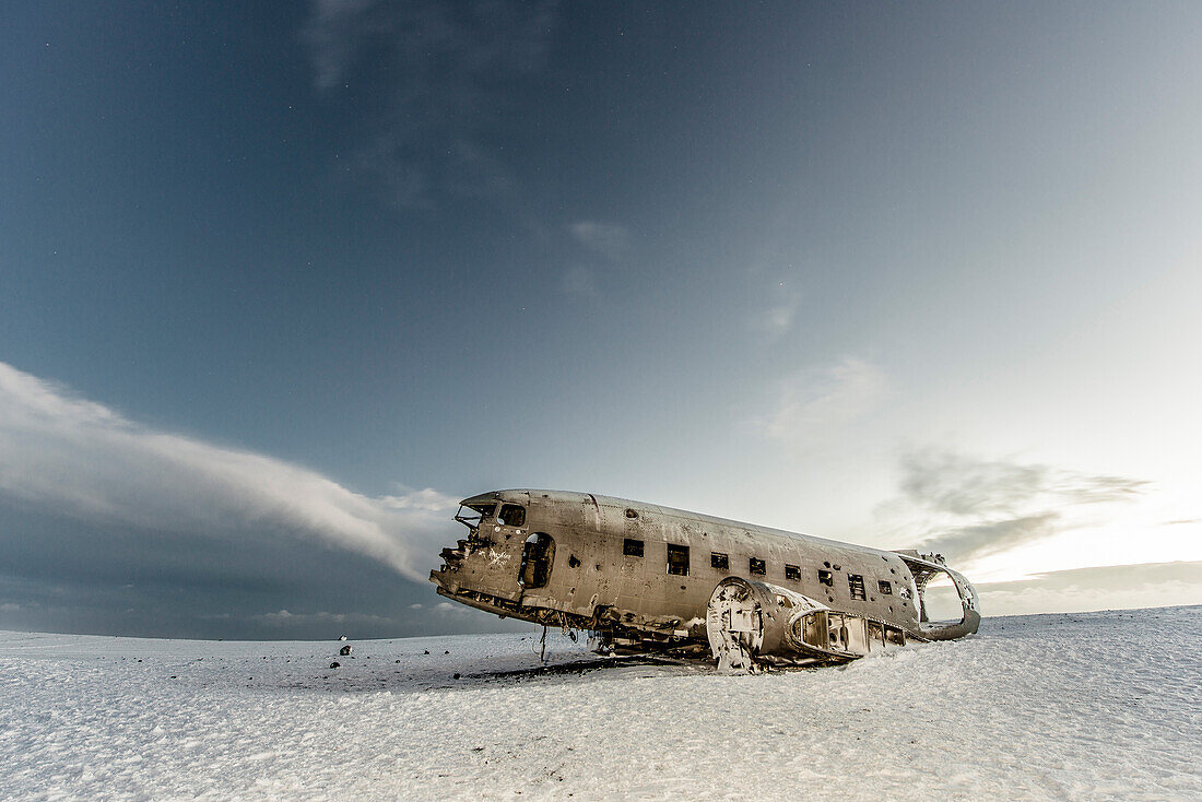 Flugzeugwrack von Sólheimasandur, in Südisland in Winter, Sonnenuntergang, Island