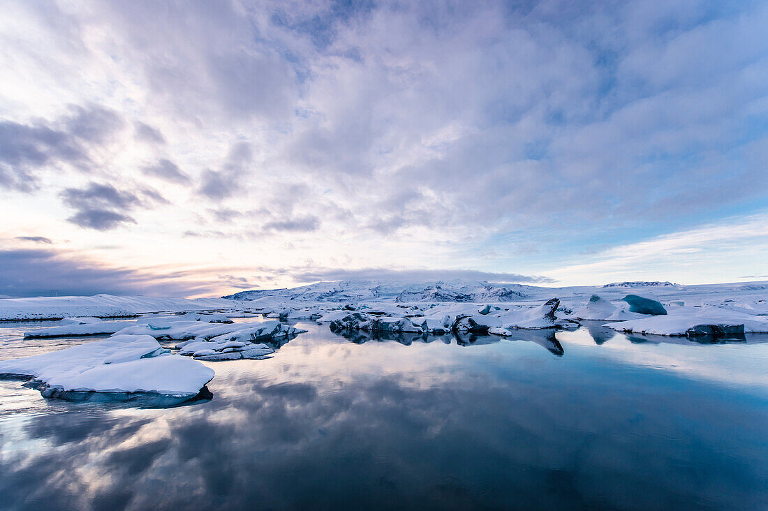 Jökulsarlon, Eisberge bei Sonnenuntergang, Eis, Gletschersee, Vatnajökull Gletscher, Winter, Island