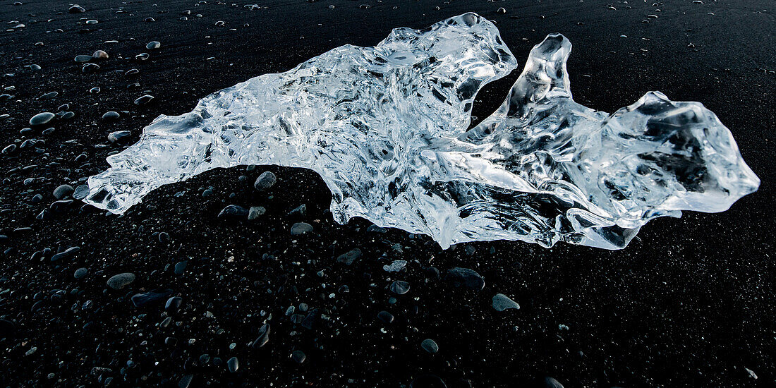 Jökulsarlon, Eisberge am Strand bei Sonnenaufgang, Schwarze Steine, Eis, Kalt, Gletschersee, Vatnajökull Gletscher, Winter, Island