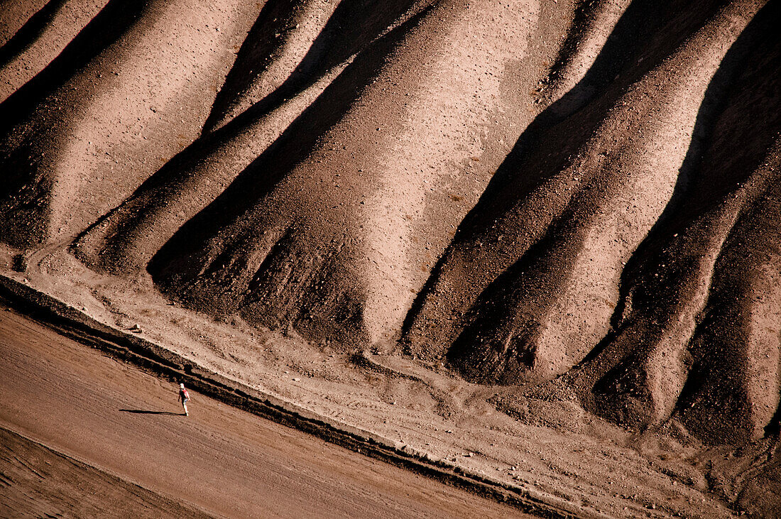 Läufer unterwegs in der Atacama Wüste, Hitze, Weite, Straße, Chile