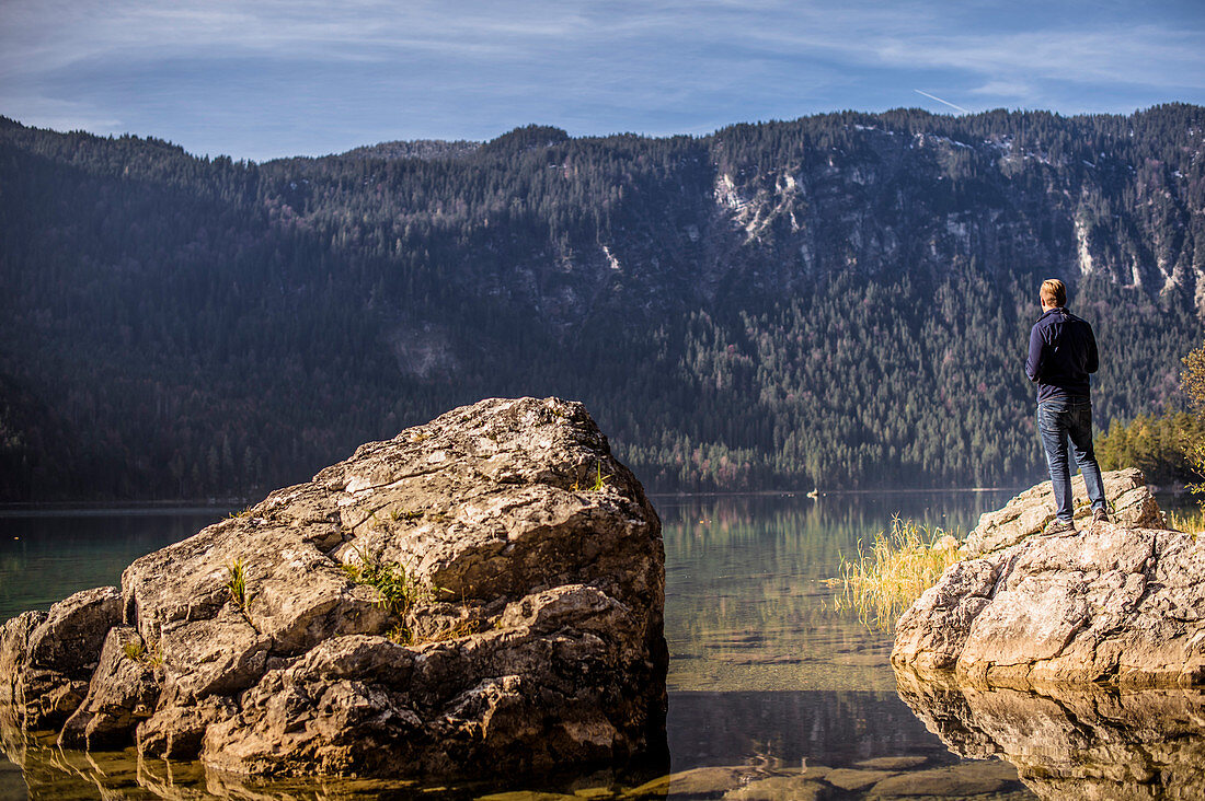 Mann steht am Ufer des Eibsees, Zugspitze, Wettersteingebirge, Garmisch-Partenkirchen, Bayern, Deutschland