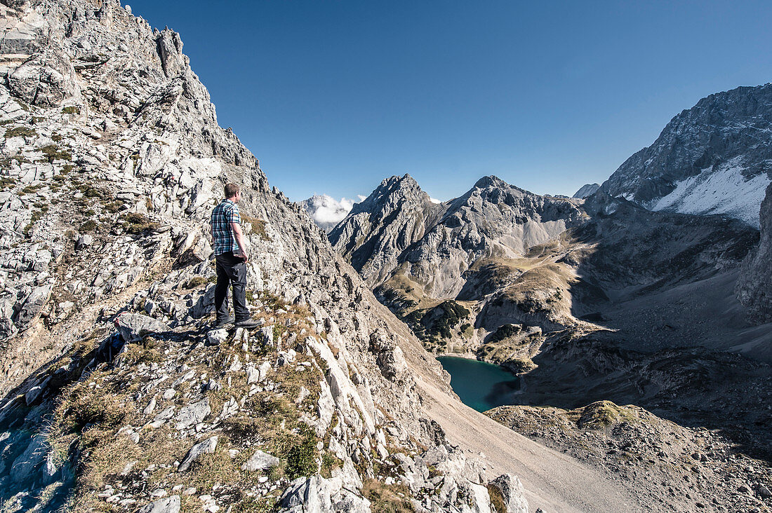 Wanderer blickt in Richtung des Drachensee, Vorderer Drachenkopf, Berg, Mieminger Kette, Zugspitze Region, Sonne, Alpen, Tirol, Österreich