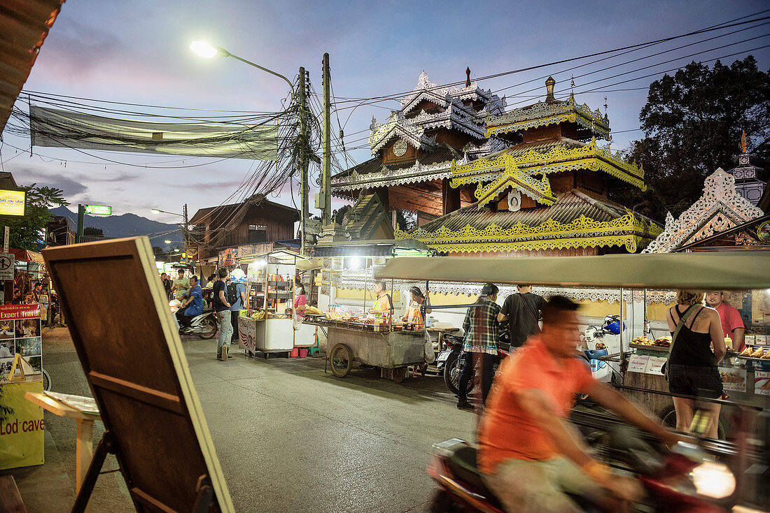 allabendlicher Nachtmarkt in der Straßen von Pai, Thailand, Südost Asien