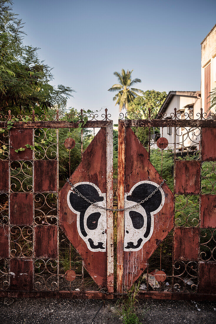 Street Art, Totenkopf in Maus Form, an einem Tor, Phuket Stadt Thailand, Südost Asien