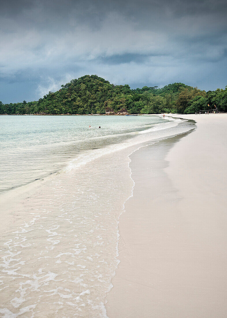 weißer Sandstrand mit klarem Wasser, Büffel Bucht Ao Khao Kwai, Ko Phayam, Andamanensee, Thailand, Südost Asien