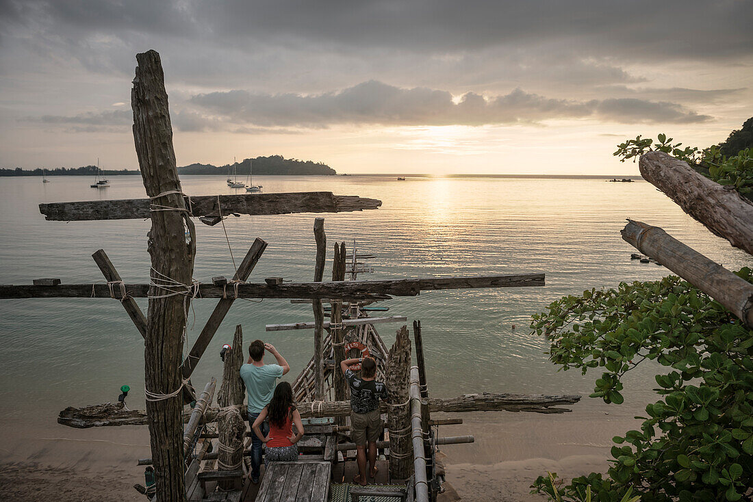 Sonnenuntergang von der sog. Hippie Bar in Form eines Piratenschiffs in der Büffel Bucht Ao Khao Kwai, Ko Phayam, Andamanensee, Thailand, Südost Asien
