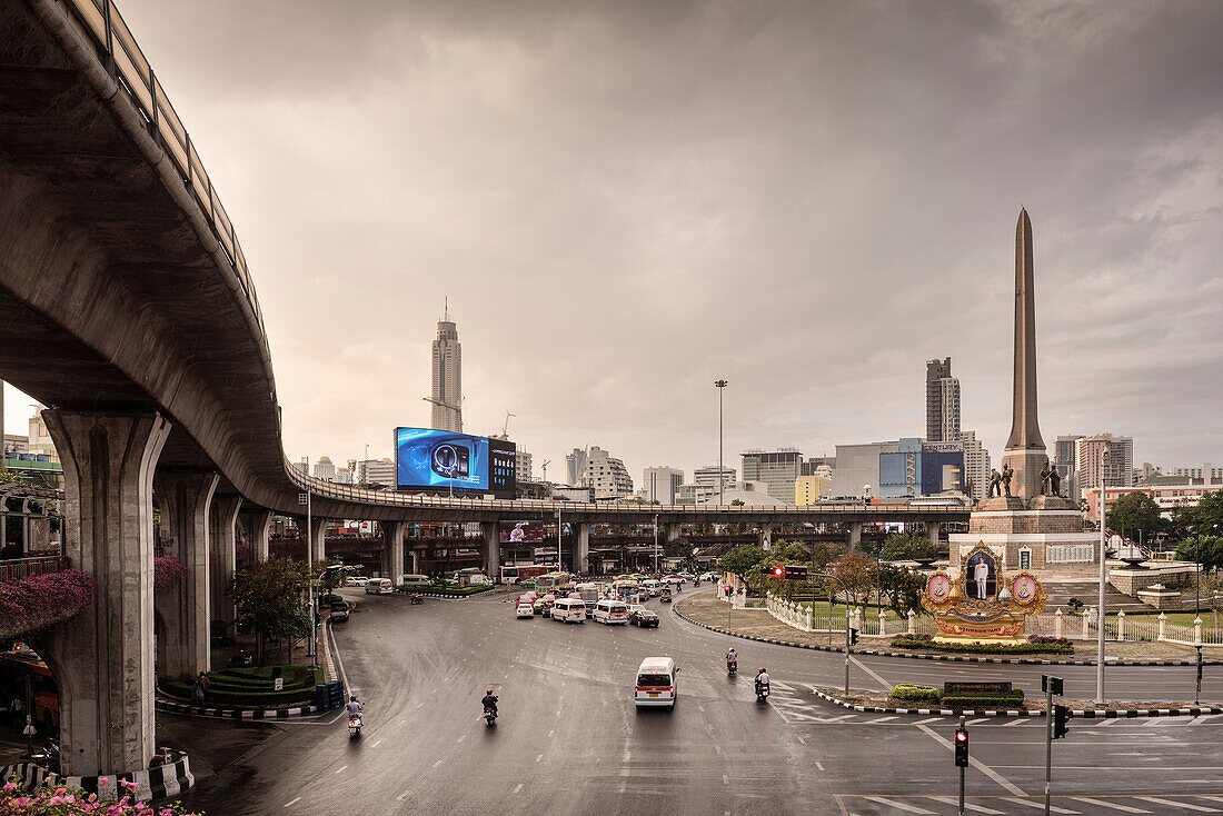 Kreisverkehr und Hochbahn am Demokratischen Denkmal in Bangkok, Thailand, Südost Asien