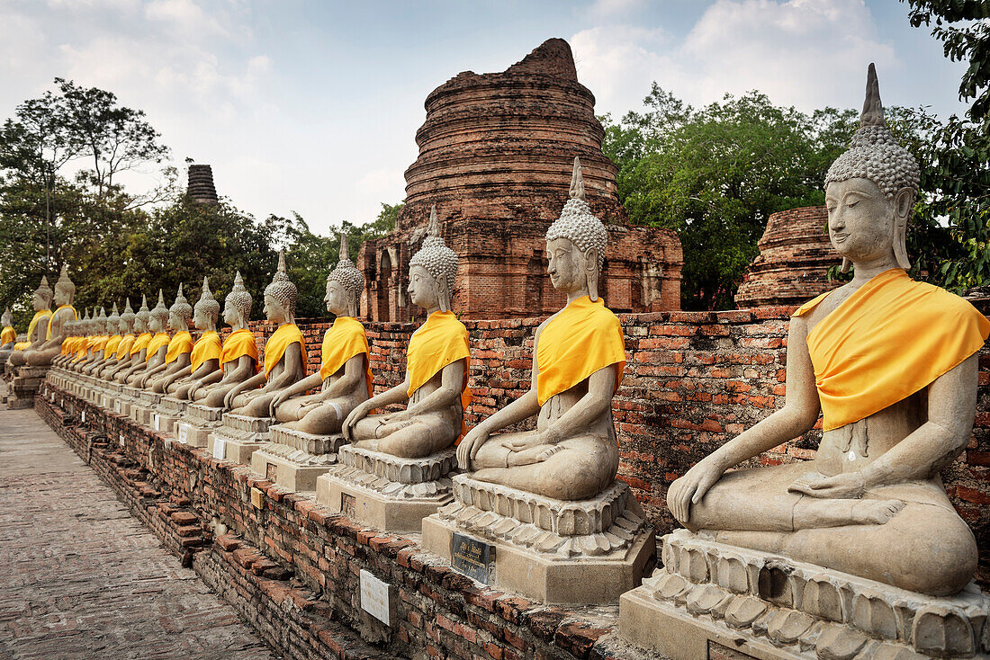 mit Seide behangene Buddha Figuren im Wat Yai Chai Mongkol, ehemalige Königsstadt Ayutthaya, Thailand, Südost Asien, UNESCO Welterbe