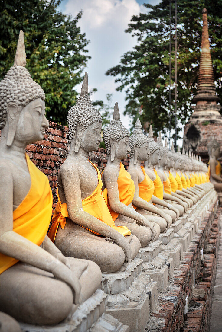 mit Seide behangene Buddha Figuren im Wat Yai Chai Mongkol, ehemalige Königsstadt Ayutthaya, Thailand, Südost Asien, UNESCO Welterbe