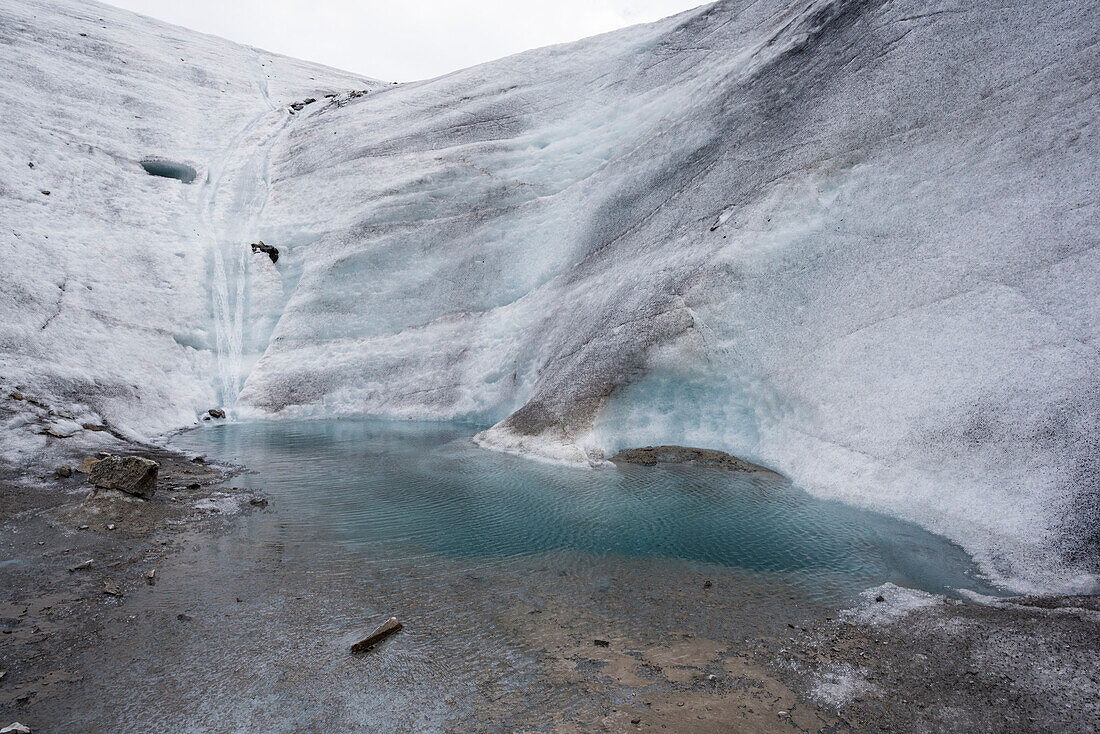 Gletschersee auf dem Morteratschgletscher, Zentrale Ostalpen, Kanton Graubünden, Schweiz