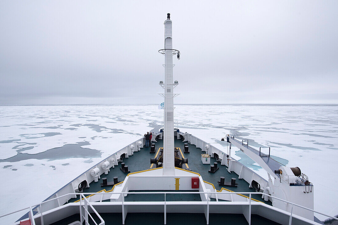 Das Deck des Vorschiffs des touristischen Bootes Plancius auf dem Weg durch Packeis nördlich von Spitzbergen, Svalbard Archipel, Norwegen