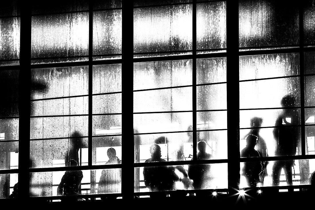 Silhouette von Personen auf dem Bahnhof Alexanderplatz, Berlin, Germany