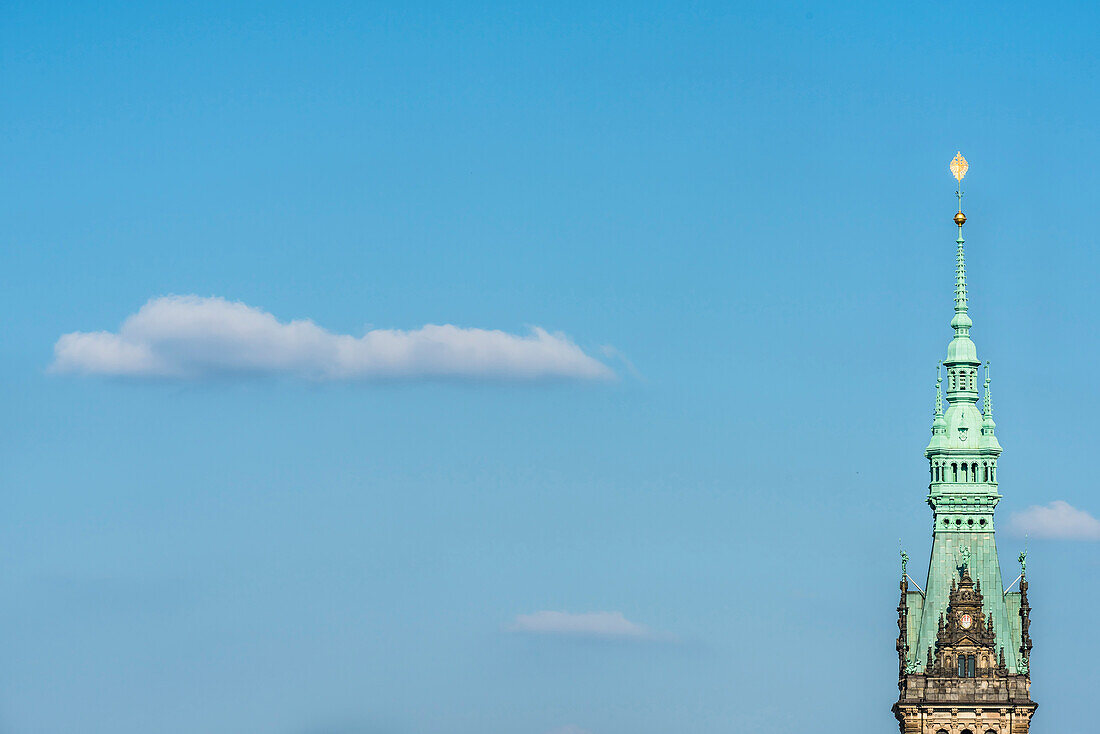 Die Spitze des (112m hohen) Turmes des im historistischen Stil der Neorenaissance gebauten Hamburger Rathauses, Hamburg, Deutschland
