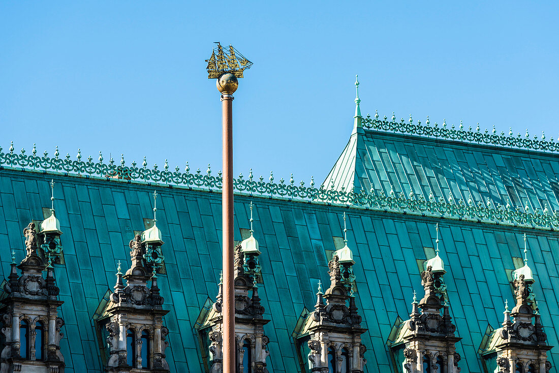 Ein Fahnenmast mit einem goldenen Schiff auf der Spitze, vor dem im historistischen Stil der Neorenaissance gebauten Hamburger Rathaus, Hamburg, Deutschland
