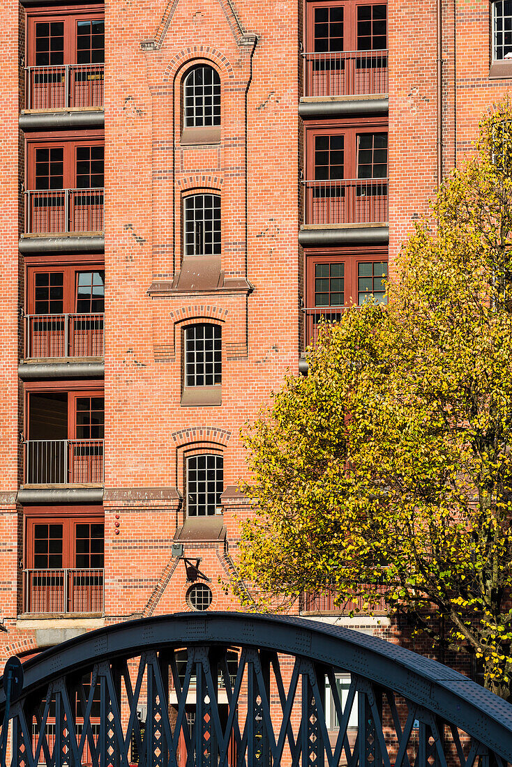 Eine der vielen Hamburger Brücken mit Blick auf eines der Backstein Lagerhäuser in der Speicherstadt, Teil des Unesco Welterbes, Hamburg, Deutschland