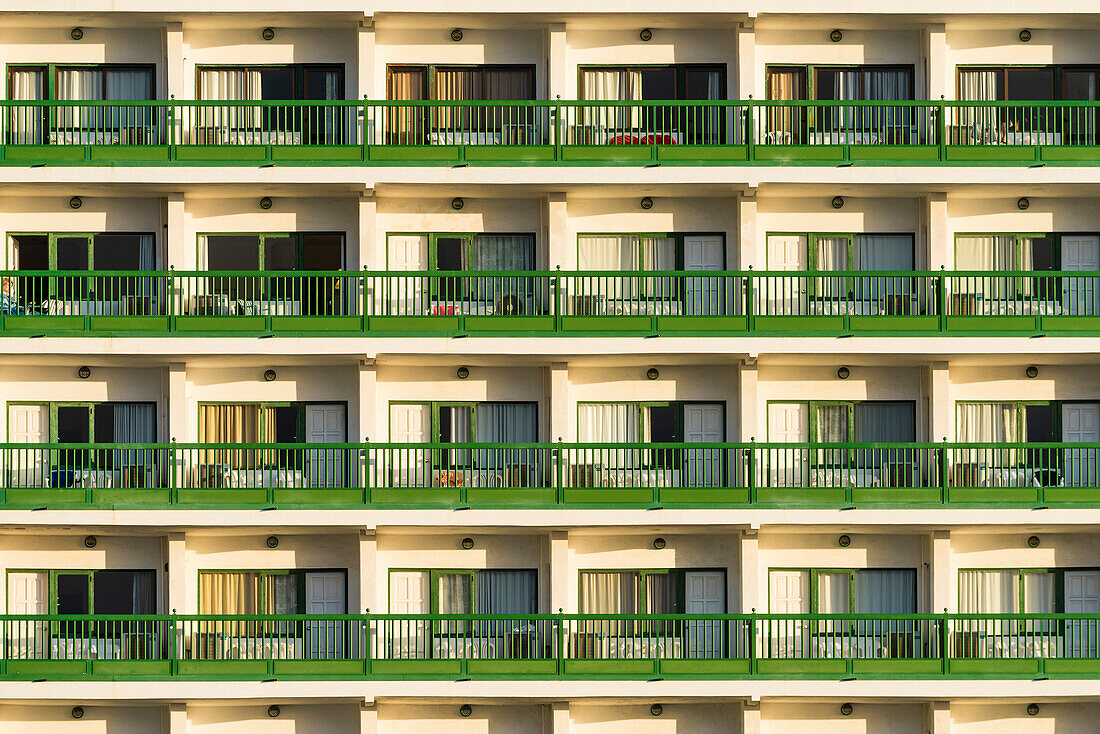 Balkone einer Hotelanlage in Puerto de la Cruz, Teneriffa, Kanarische Inseln, Spanien
