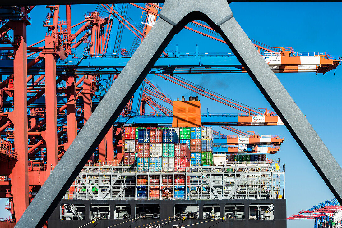 Be- und Entladung eines großen Containerschiffes am Containerterminal Burchardkai, Hamburg, Deutschland