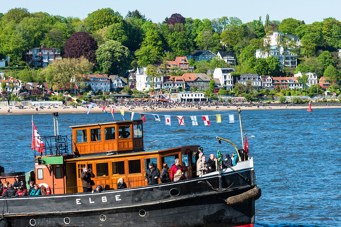 Excursion boat on the river Elbe, in front of the Oevelgönner beach with the hot spot restaurant Strandperle, Hamburg, Germany