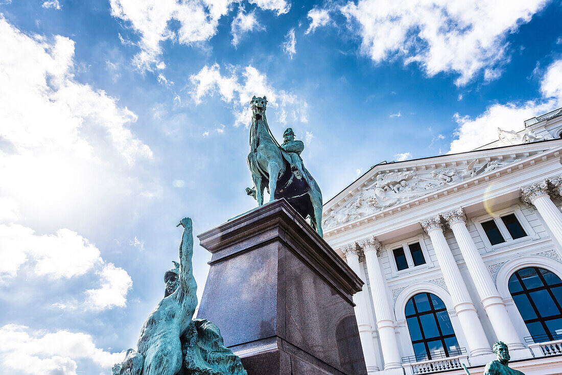 (1903 errichtetes) Reiterdenkmal für Kaiser Wilhelm I. vor dem Altonaer Rathaus, Hamburg, Deutschland