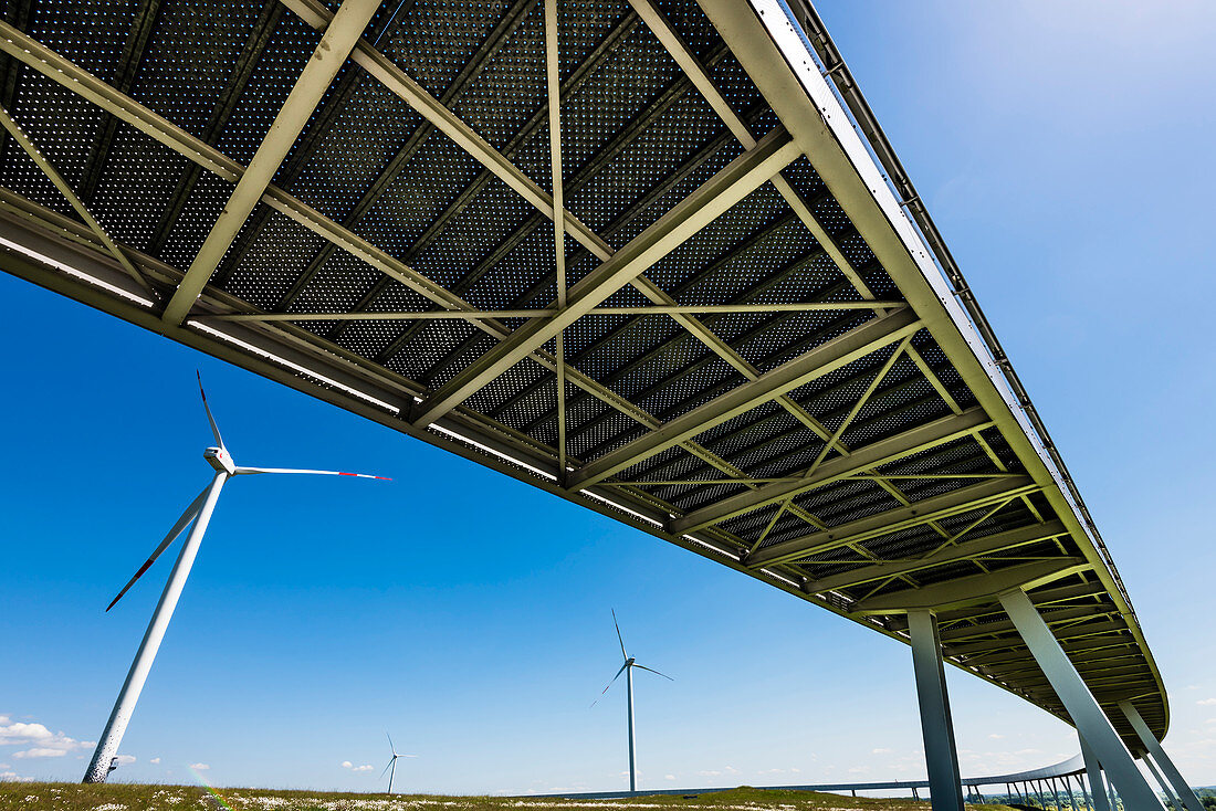 Rundweg und Windkraftanlage auf dem Energieberg Georgswerder, der ehemaligen Mülldeponie, Wilhelmsburg, Hamburg, Deutschland