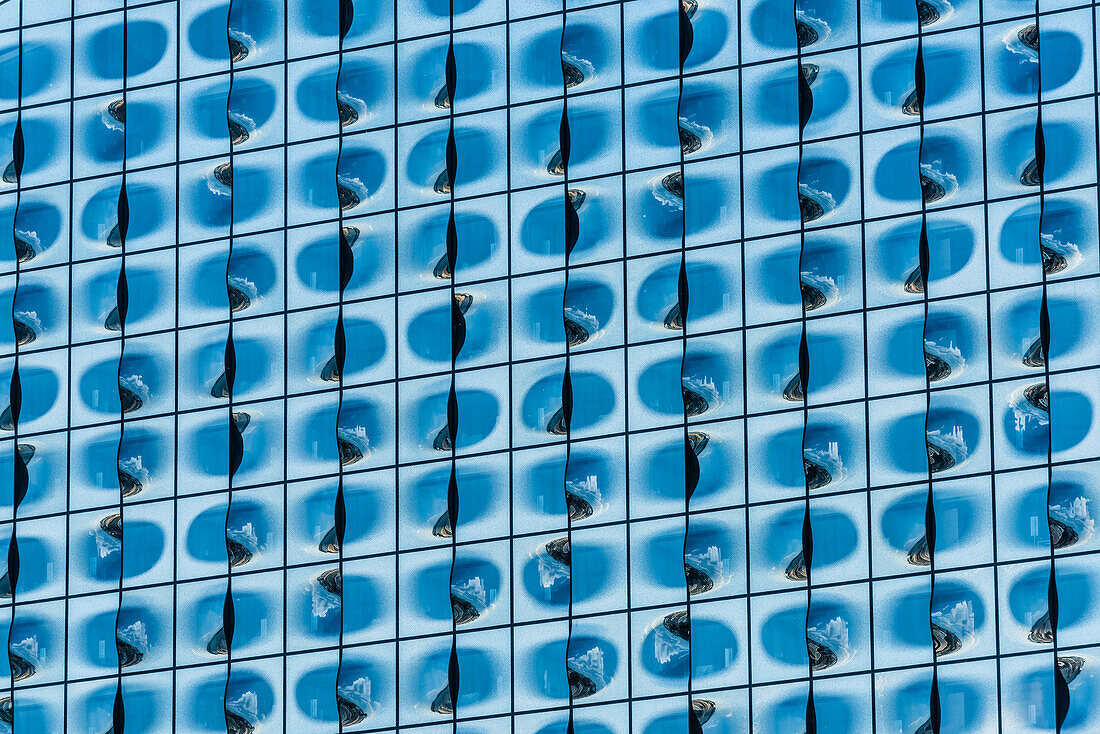 Die weltweit einzigartigen sphärisch gebogenen Glasscheiben des Konzerthauses Elbphilharmonie, Hafencity, Hamburg, Deutschland