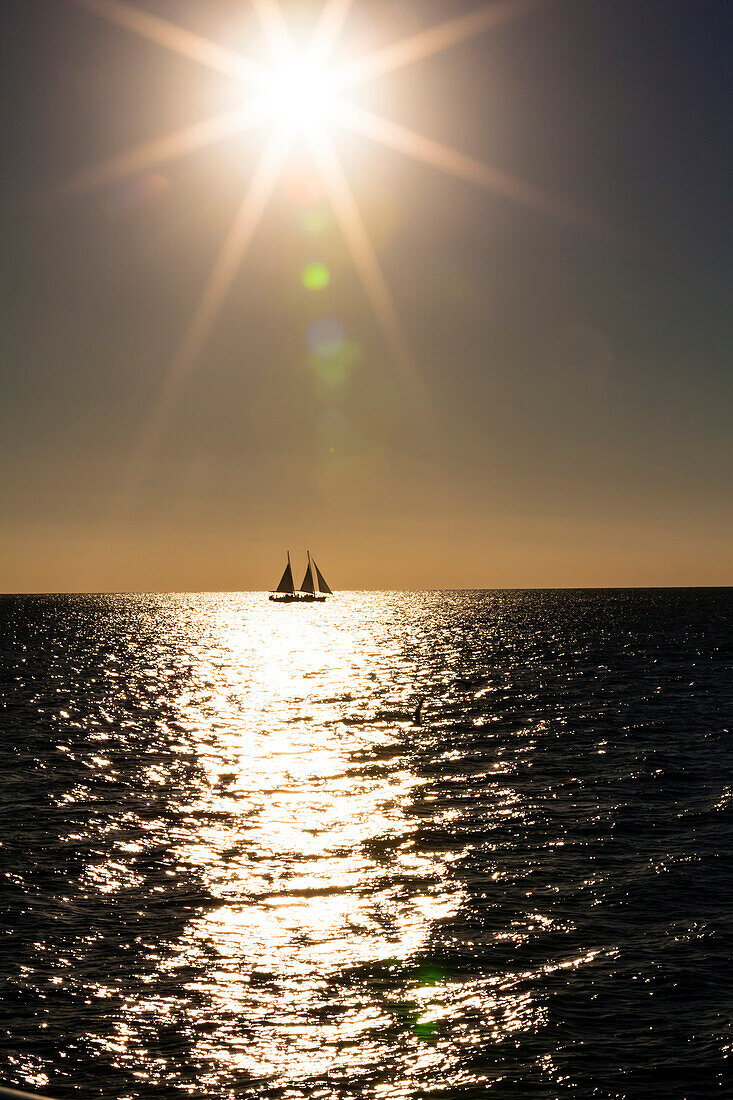 Segelschiff mit Besanmast unter vollen Segeln auf dem Golf von Mexico kurz vor Sonnenuntergang, Sanibel, Florida, USA