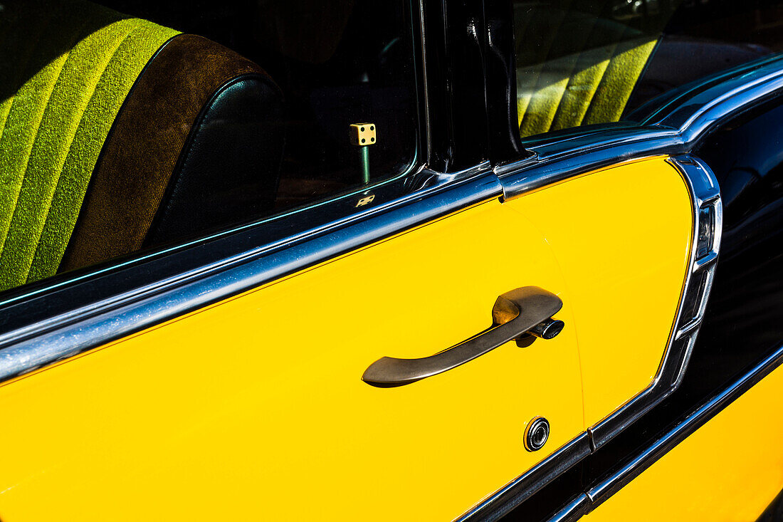 Altes amerikanisches Auto mit greller gelber Lackierung und Würfel als Türverriegelung, Ft. Myers, Florida, USA