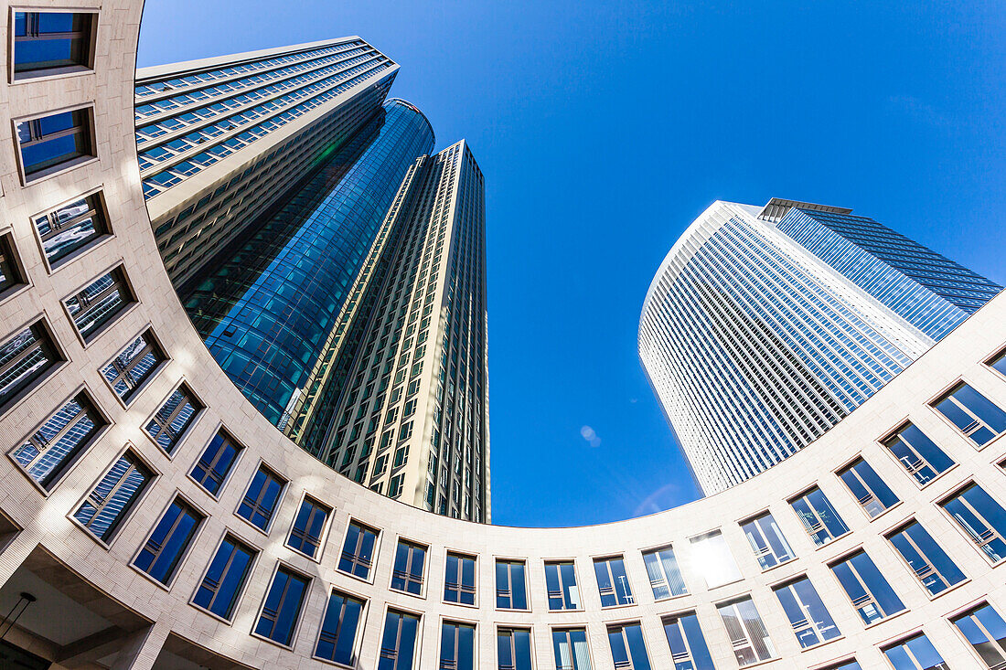 Eines der vielen modernen Hochhausbürogebäude in der Innenstadt, Frankfurt, Hessen, Deutschland