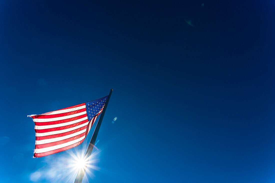 Die Amerikanische Nationalflagge im Gegenlicht der Sonne und blauem Himmel, Miami, Florida, USA