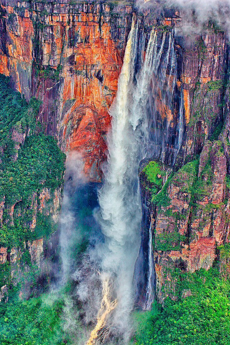 Angel Falls is the highest waterfall in the world water, with a height of 979 m (807 m of uninterrupted fall), generated from the Auyantepuy. It is located in the Canaima National Park in Bolivar State, Venezuela.