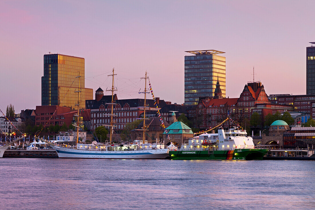 Segelschiff Mir an den Landungsbrücken, Hamburg, Deutschland