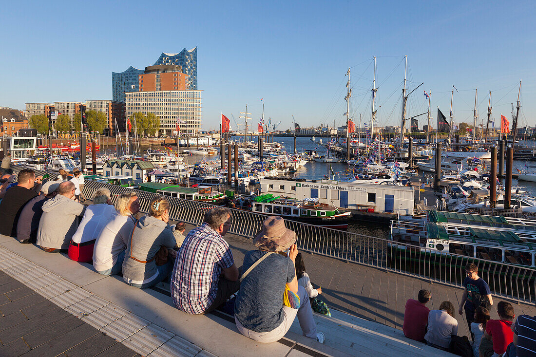 Menschen sitzen auf den Terrassen am Hafen, Blick zur Elbphilharmonie, Hamburg, Deutschland