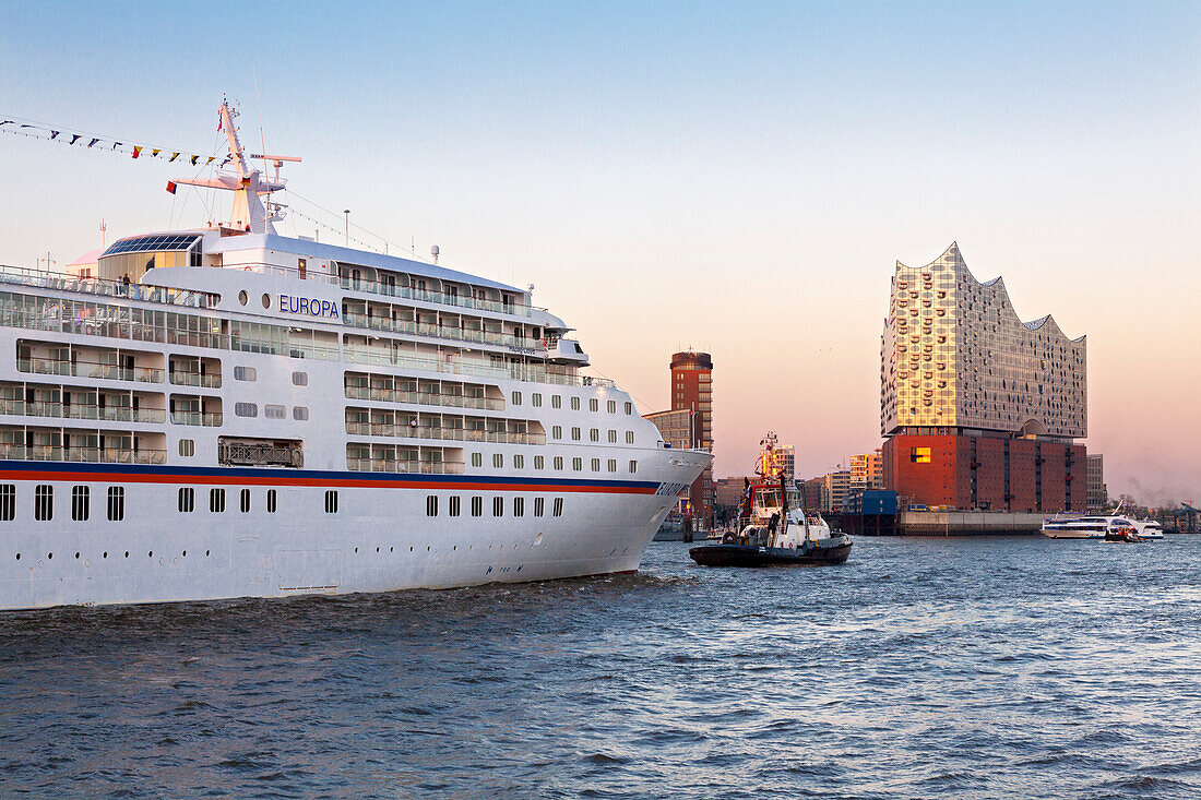 Kreuzfahrtschiff Europa beim Einlaufen in den Hafen, Blick zur Elbphilharmonie, Hamburg, Deutschland