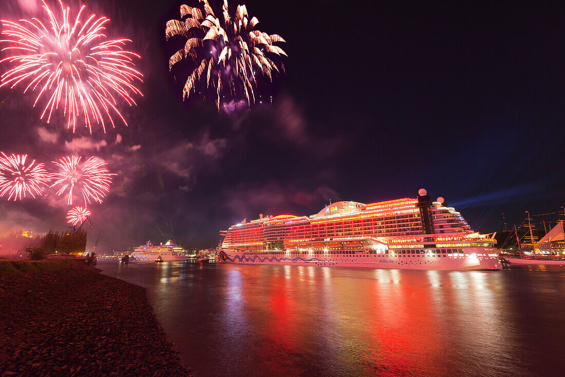 Feuerwerk zur Schiffstaufe des Kreuzfahrtschiffs AIDAprima, Hamburg, Deutschland