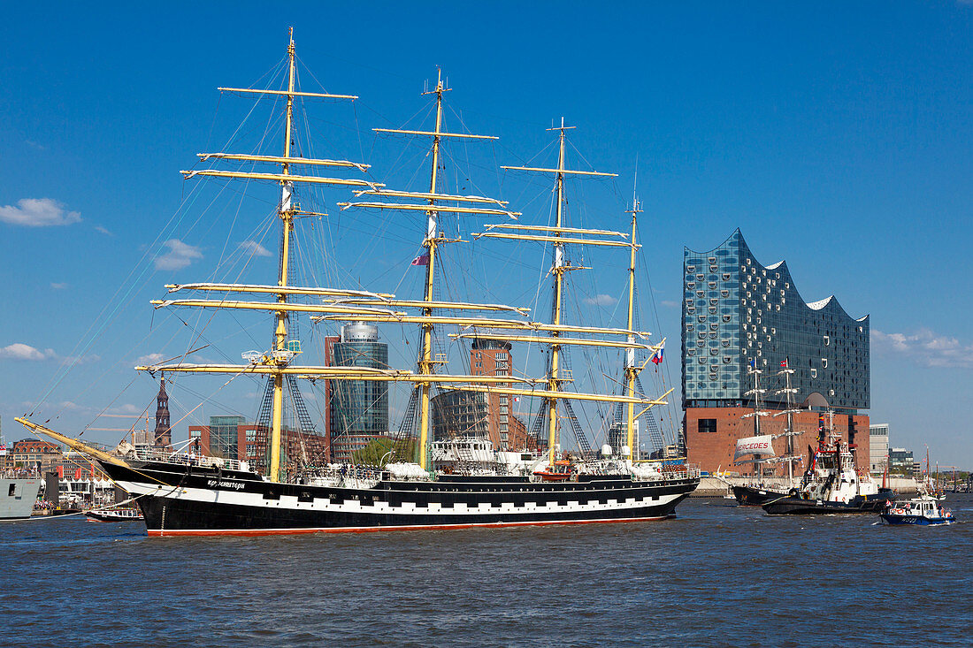 Sailing ship Krusenstern, Hafengeburtstag, view to the Elbphilharmonie, Hamburg, Germany