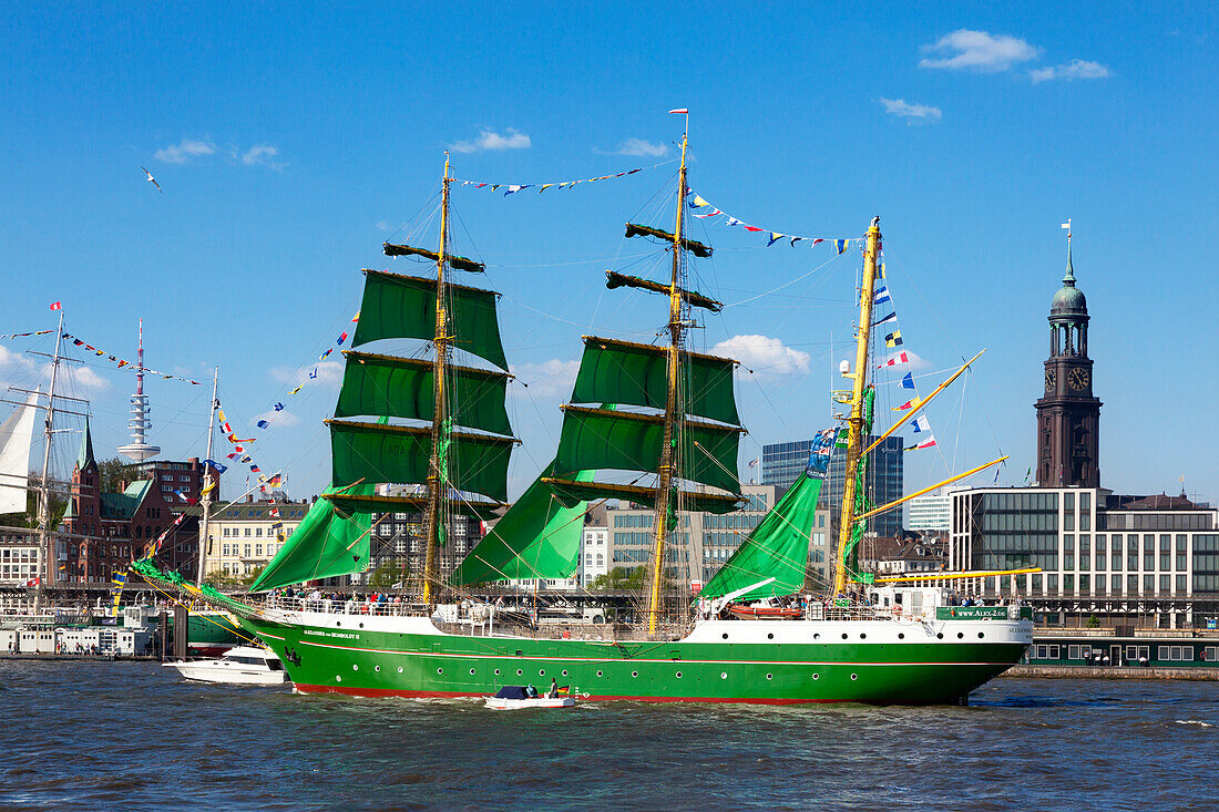Segelschiff Alexander von Humboldt II bei der Auslaufparade, Hafengeburtstag, Blick zum Michel, Kirchturm der St. Michaeliskirche, Hamburg, Deutschland