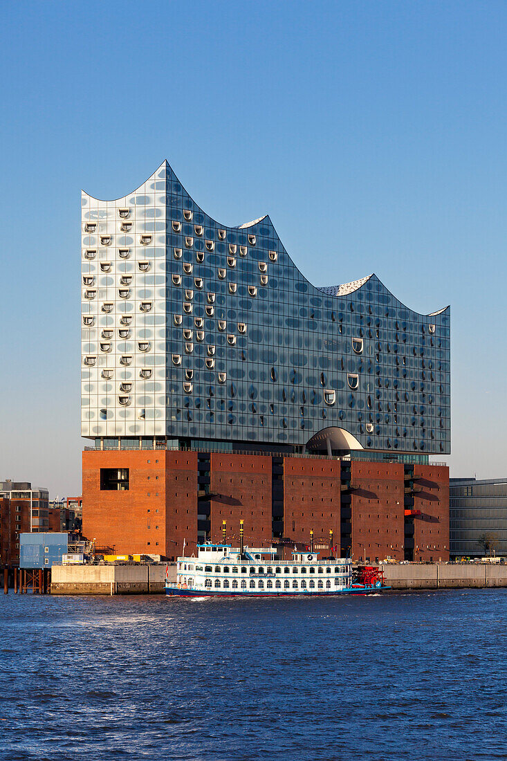Schaufelraddampfer Louisiana Star vor der Elbphilharmonie, Hamburg, Deutschland