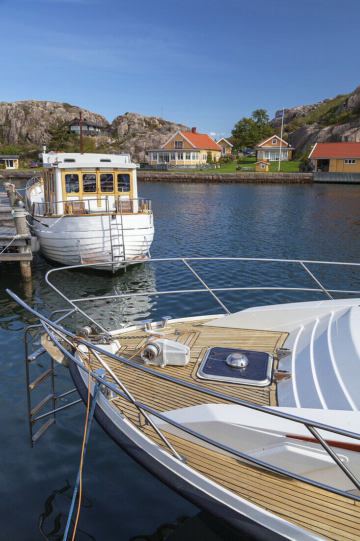 Boote auf Kanal von Hamburgsund, Insel Hamburgö, Bohuslän, Västra Götalands Län, Südschweden, Schweden, Nordeuropa, Europa