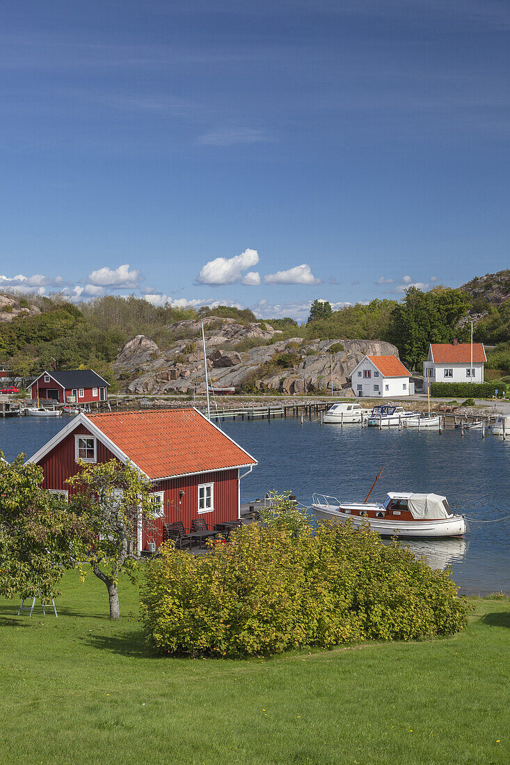 Schwedenhäuser am Kanal von Hamburgsund, Insel Hamburgö, Bohuslän, Västra Götalands Län, Südschweden, Schweden, Nordeuropa, Europa